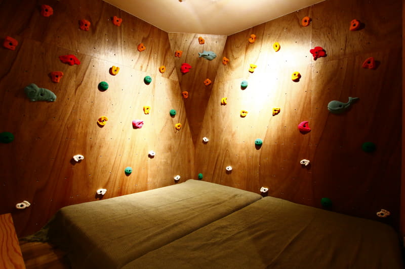 ベッドスペースに設置されたボルダリング壁