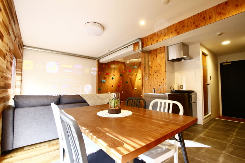 ダイニングエリアにはテーブル、リビングエリアにはソファとリビングテーブルを設置