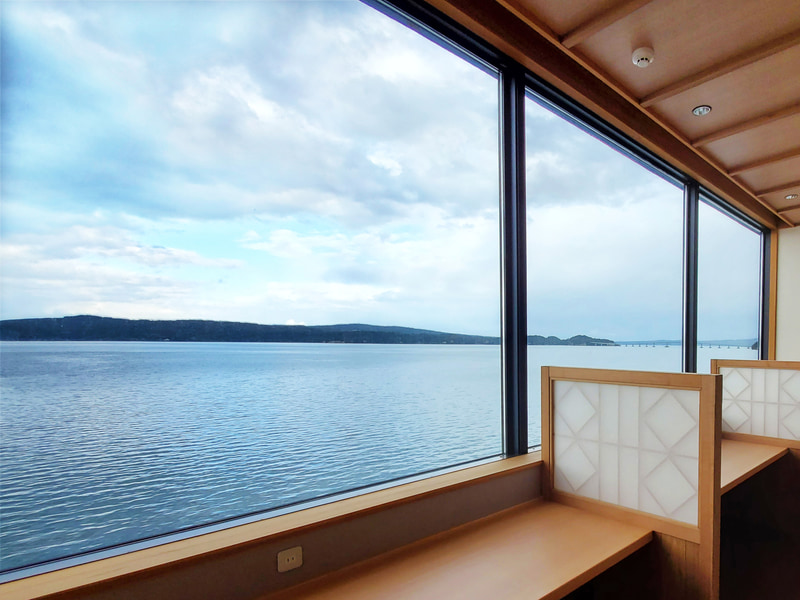 七尾湾に面したレストランカウンター