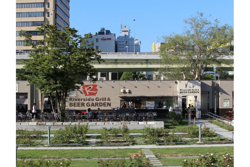 ゼットンが「“R”RIVERSIDE GRILL＆BEER GARDEN」をオープンする