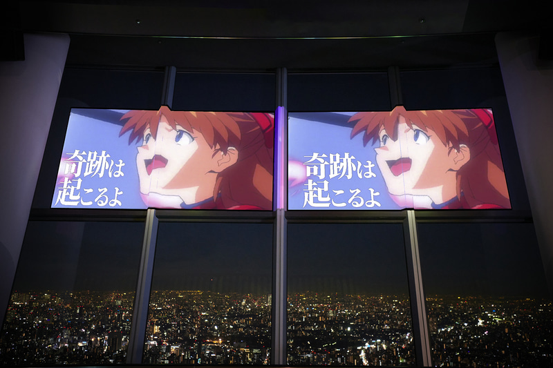 展望デッキの窓ガラスを巨大スクリーンとした「SKY TREE ROUND THEATER」