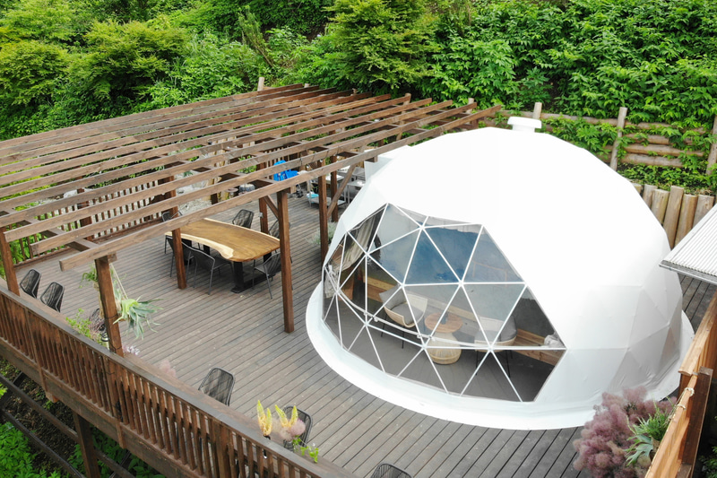 施設内に2基あるドーム型テント