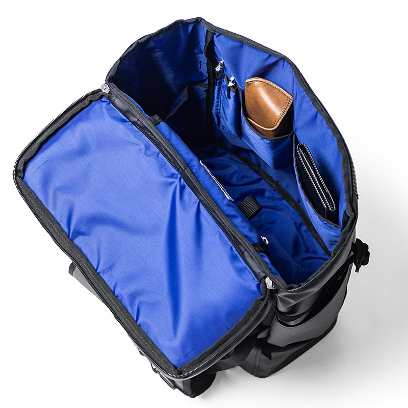 内部に小物ポケットを備える