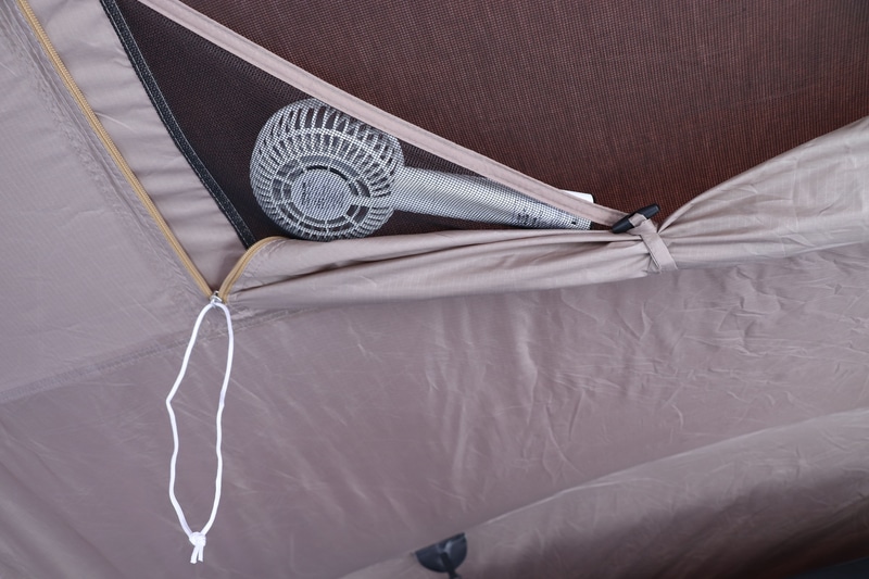 テント内の熱気を外部に排出できるファンポケットを備える