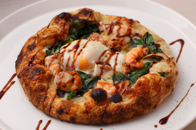 シーフードとホウレン草のピッツァ ビスマルク