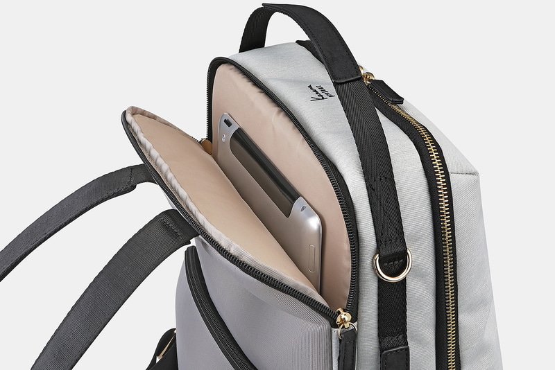 PCや書類を収納できるポケット