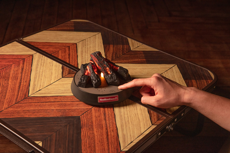 マッチを擦るようになぞると点灯