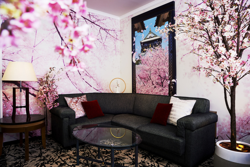 桜の木が客室に