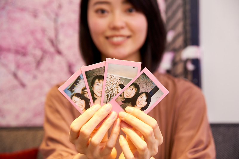 桜色のフィルムのチェキを用意する