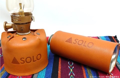「ゆるキャン△」の本革製ガス缶カバーと工具用バッグの予約受付を開始した