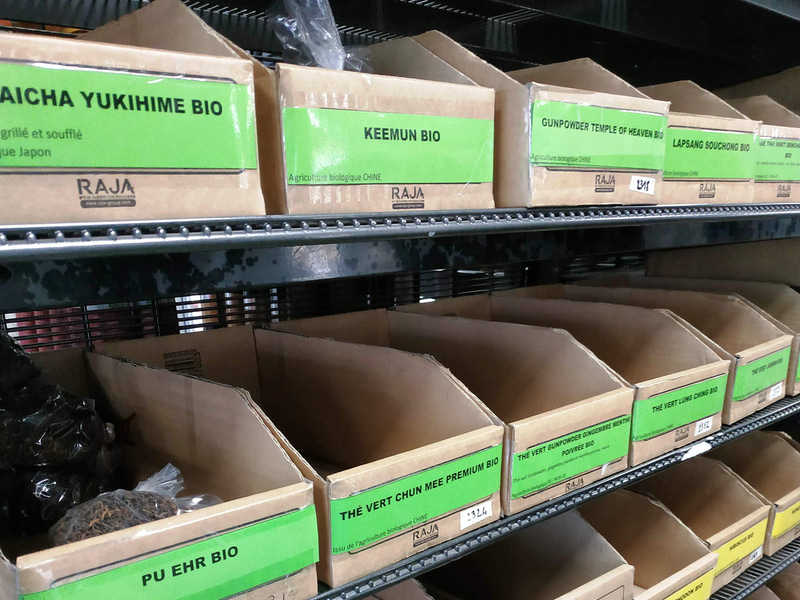 会員が小分けして出しているお茶は種類が豊富