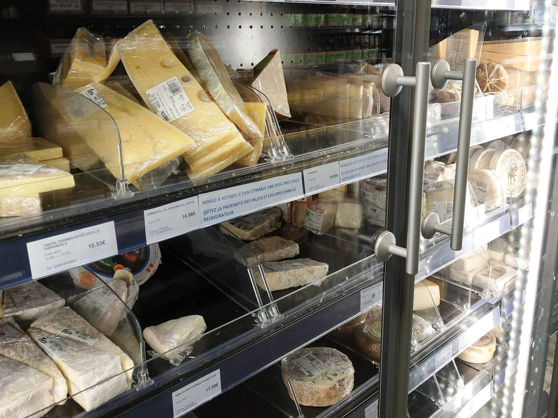 会員が切り分けて出しているチーズ