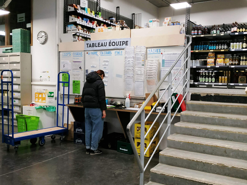 担当時間になったら、この掲示板前に集合して仕事の割り振りを受けます