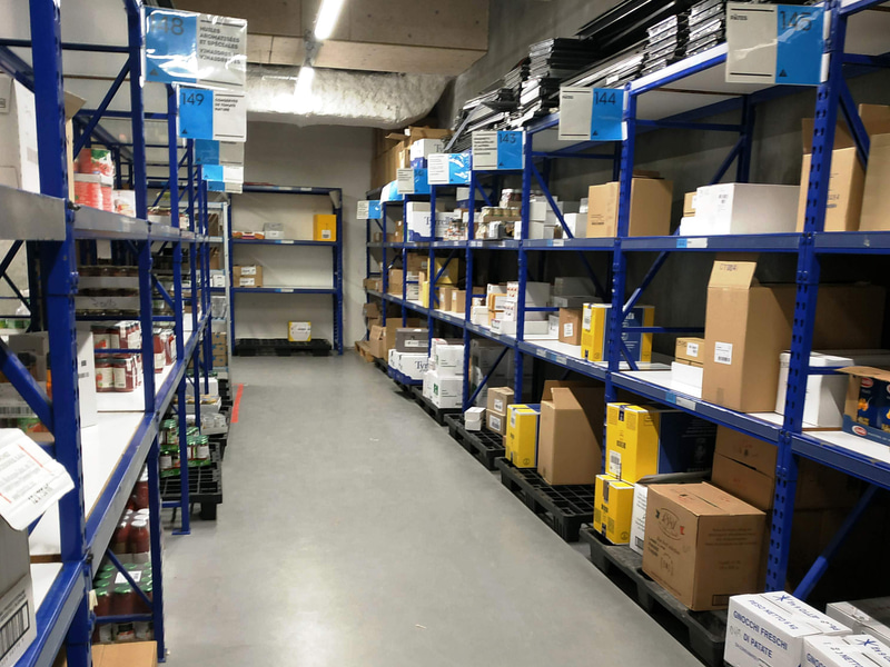 ストックスペース。色とラベルで商品を探しやすくしています