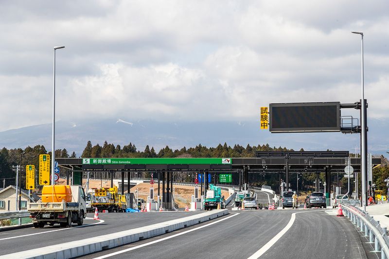 新御殿場IC出口側は4レーン。天気がよければ背後に富士山が見える