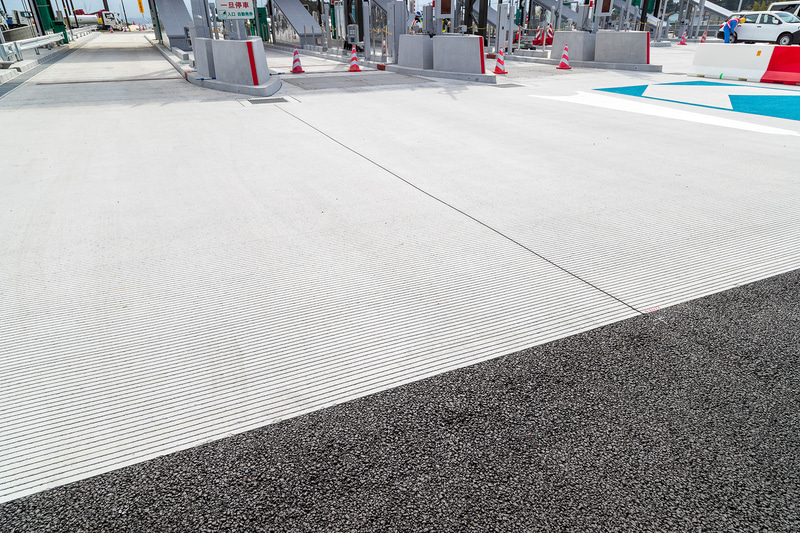 レーン部分は負荷と滑り止めのためコンクリート舗装になる