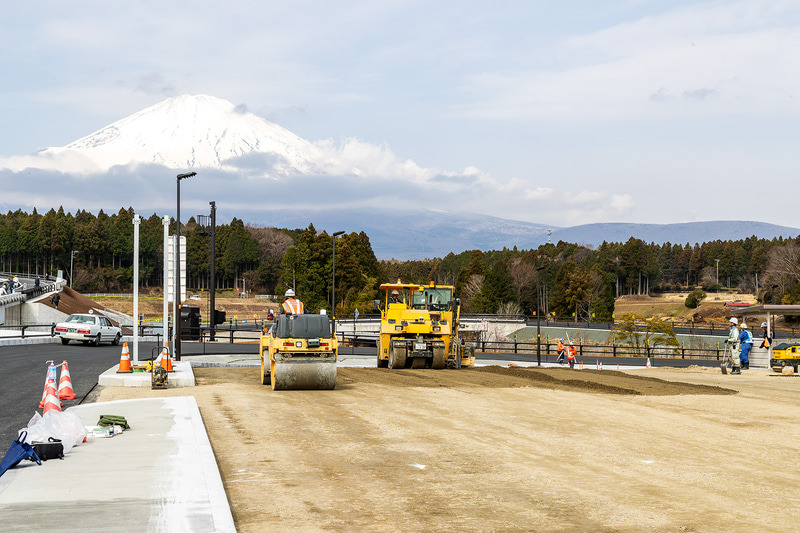 ゲート横ではまだ工事が進められていた