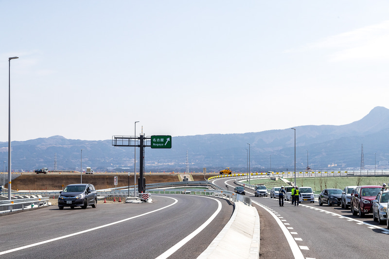 本線と新御殿場ICをつなぐ連絡路。右のクルマが並んでいる車線が本線からの退出路で、左が本線への合流路になる