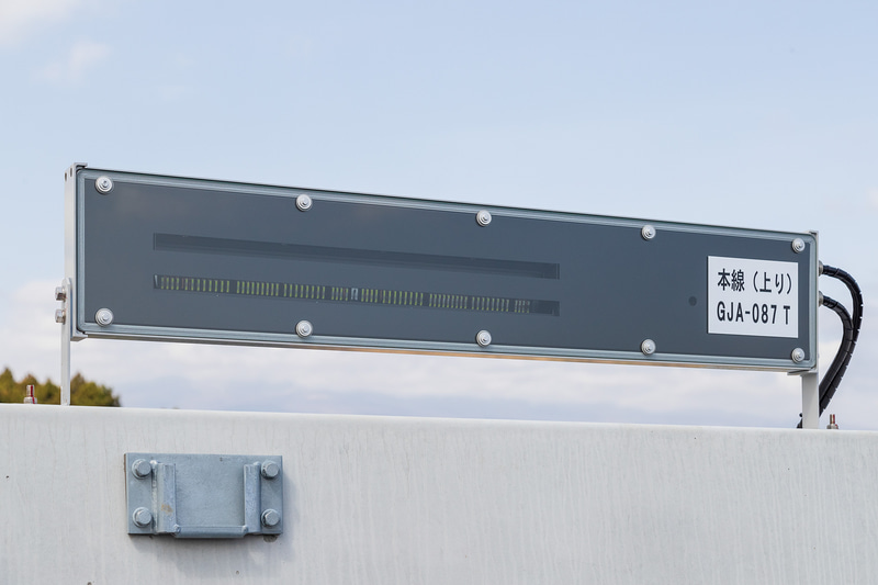 霧発生時に路肩を強調する調光機能も備える