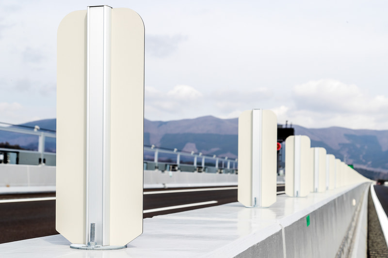 中央分離帯には対向車のライトを遮るセパレーターを配置