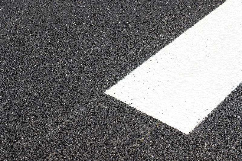路面には雨水を浸透する高機能舗装を採用