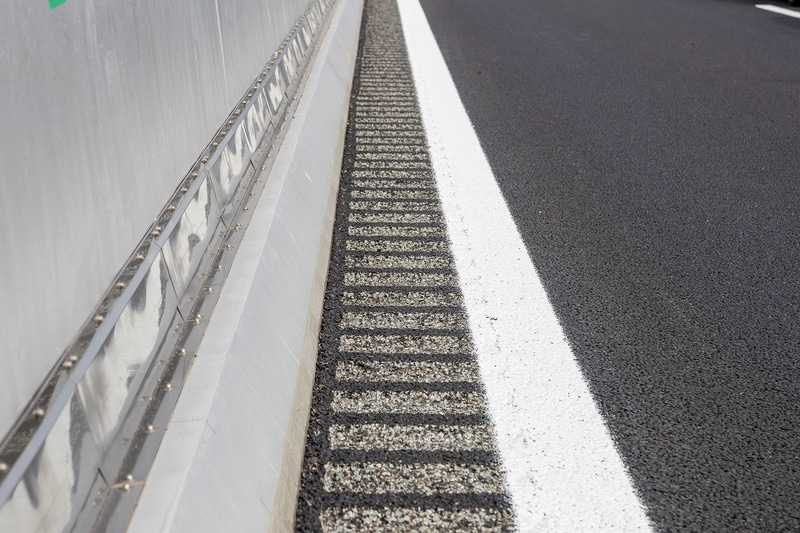 路肩には車線逸脱をドライバーに伝える仕組みを用意