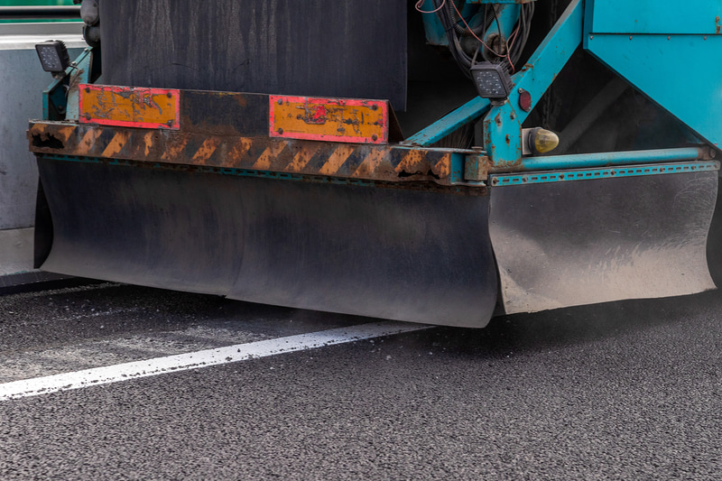 舗装後に専用機材で掘り込んでいる