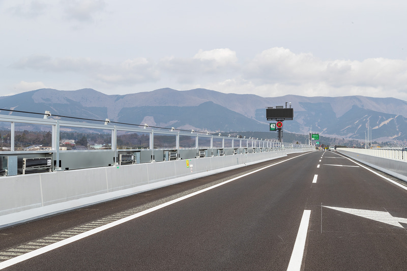 上部をクリアの防音壁とすることで眺望を確保