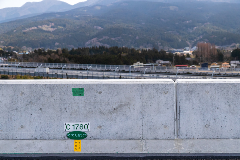 御殿場JCT付近の防護柵。奥に見えているのは東名高速道路