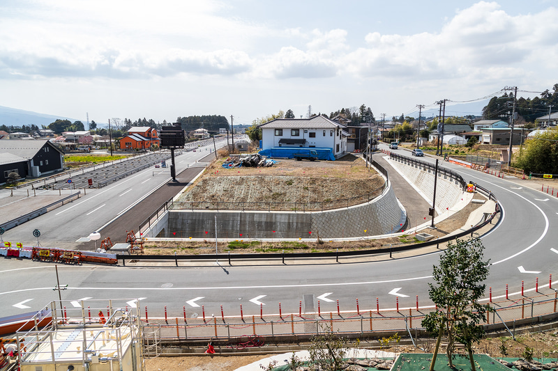 県道仁杉柴怒田線と国道138号間も新たに整備され同日開通予定（写真左側）