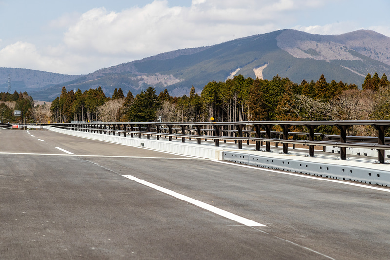 ガードレールではなくガードパイプに。2段とすることで圧迫感も抑えている