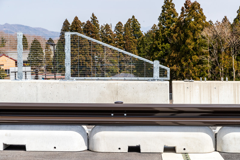 擁壁は立ち上がりを斜めにカットすることでドライバーへの違和感を抑えるという