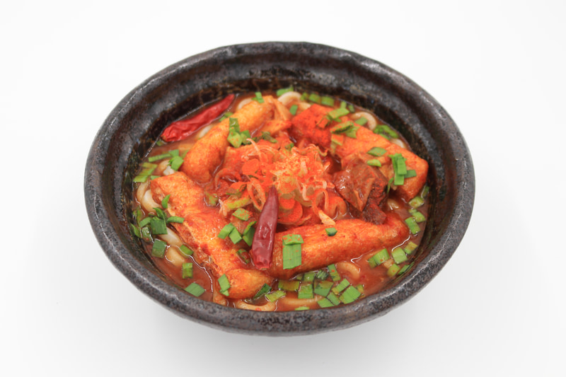 「赤から」とコラボした「激辛牛すじうどん（赤5番/赤10番）」（1100円～）