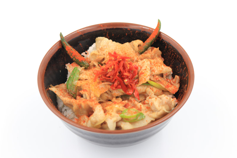 「伝説のすた丼屋」とコラボした「鬼鬼すたみな丼」（1100円）