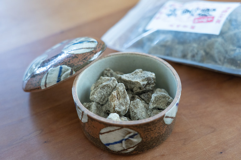 やちむんの蓋物に入れています。沖縄ではこのような黒糖入れが一般的なのだとか