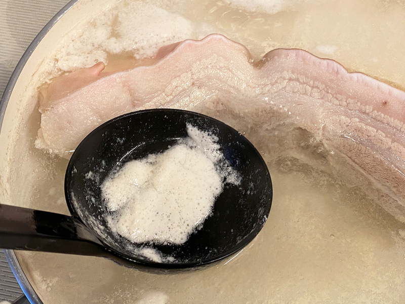 アクを取りつつ、何回か裏返しながら弱火で茹でます