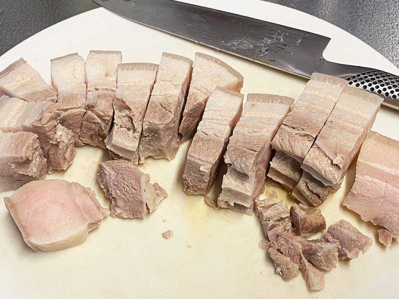茹で汁から豚肉を出して切ります。もう少し大きめに切ってもよかったかも