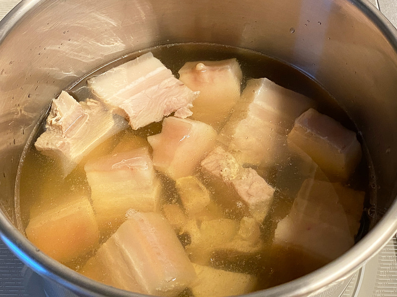 豚ばら肉を入れて5分くらい煮ます