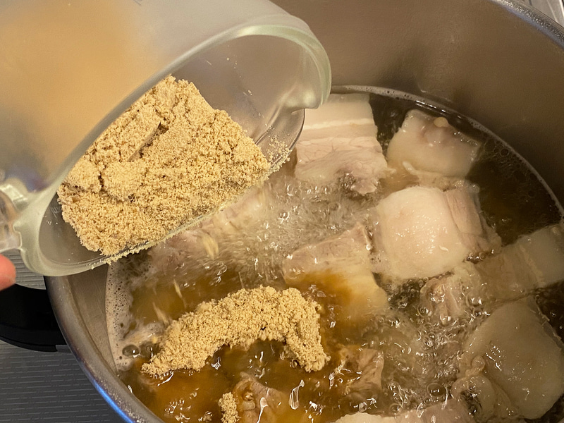 ここで黒糖の登場！　全部入れます