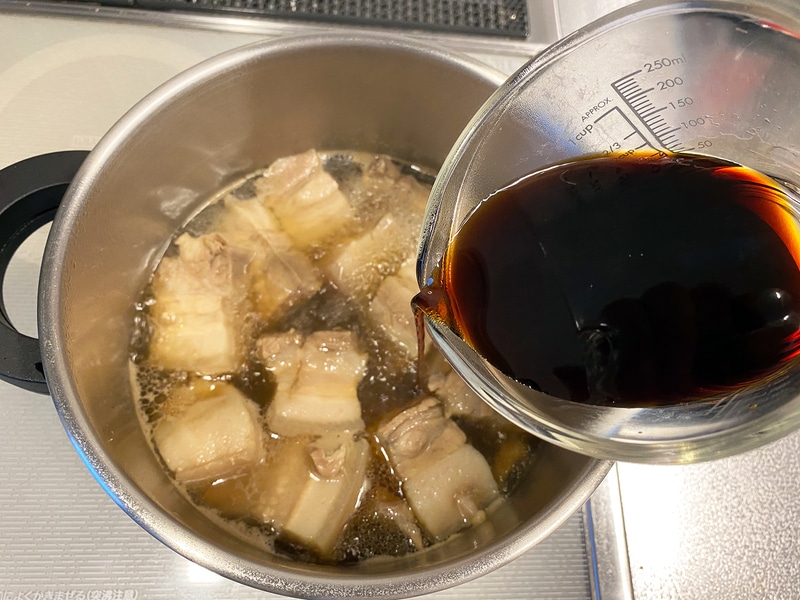 しょうゆを加えます。一気に入れず時間差で2回くらいに分け入れて