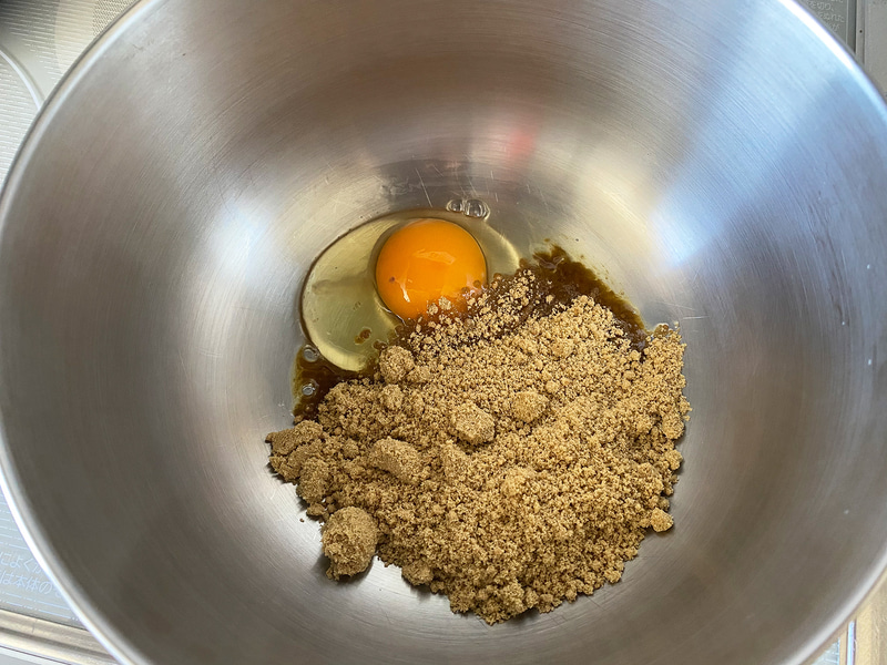 ボールに黒糖と卵を入れます