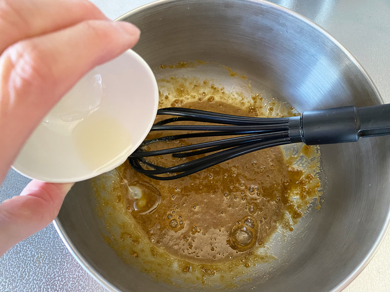 次にサラダ油を加えます