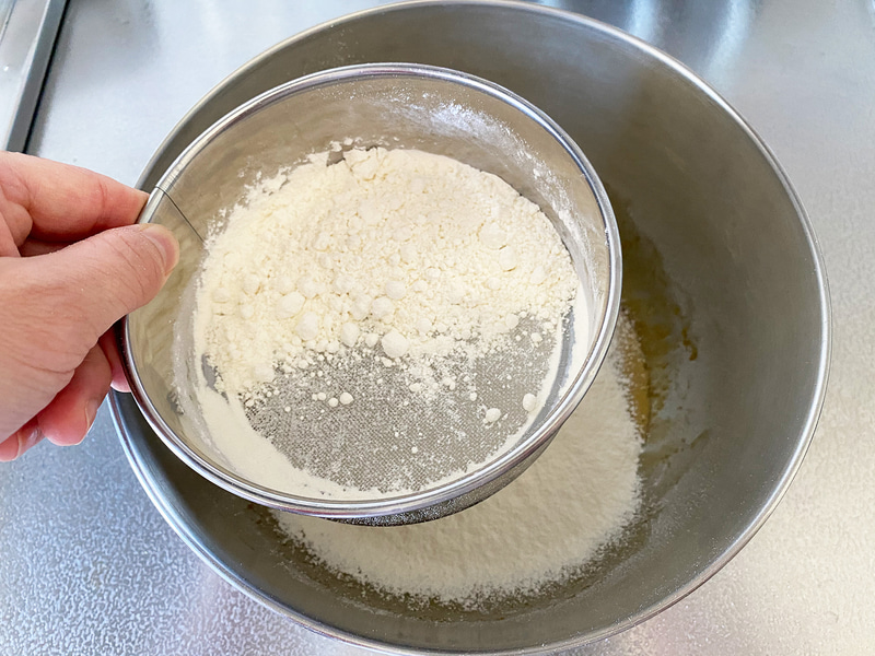 薄力粉とベーキングパウダーをふるって入れて混ぜます。するとかなり緩い生地に……（写真は撮り忘れ）