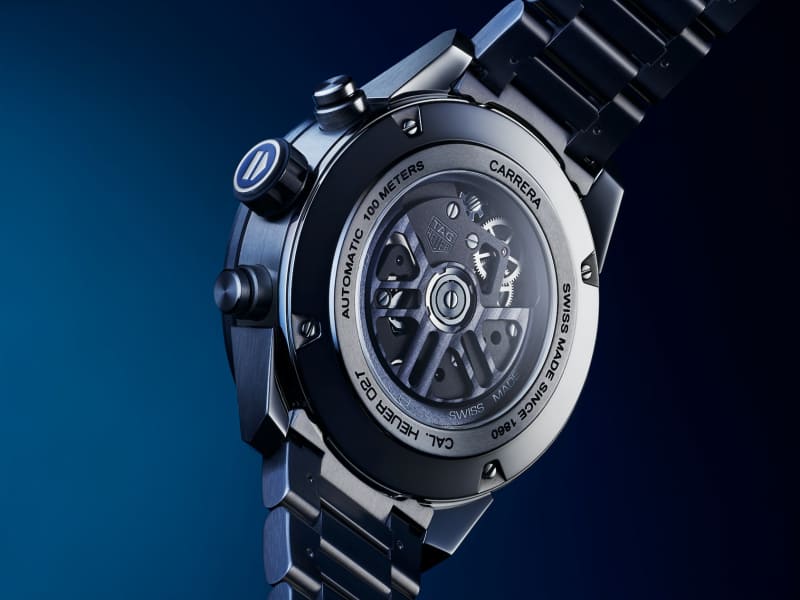 アズールカラーを纏いグレード2のチタン製ブレスレットを備える