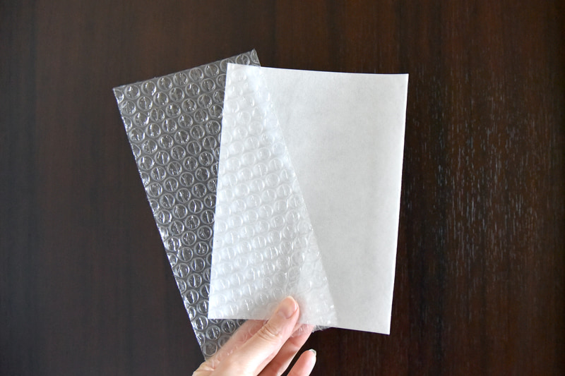 容器を包むための「吸水シート＋緩衝材（エアパッキン）」