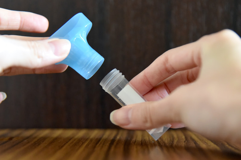 ケースから唾液保存容器と漏斗を取り出して、しっかりと装着