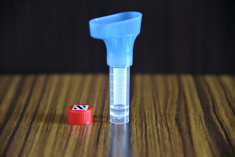 容器のなかには輸送液が1mL入っているのでこぼさないように注意