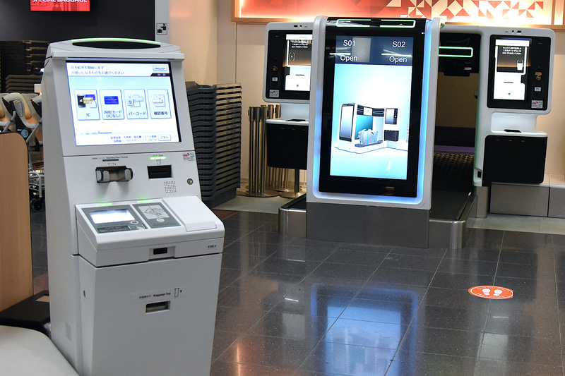 導入・運用がスタートしたタッチレスセンサー搭載の自動チェックイン機と自動手荷物預け機