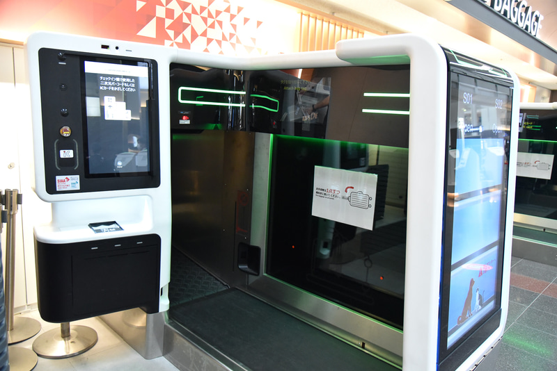 タッチレスセンサー搭載の自動手荷物預け機