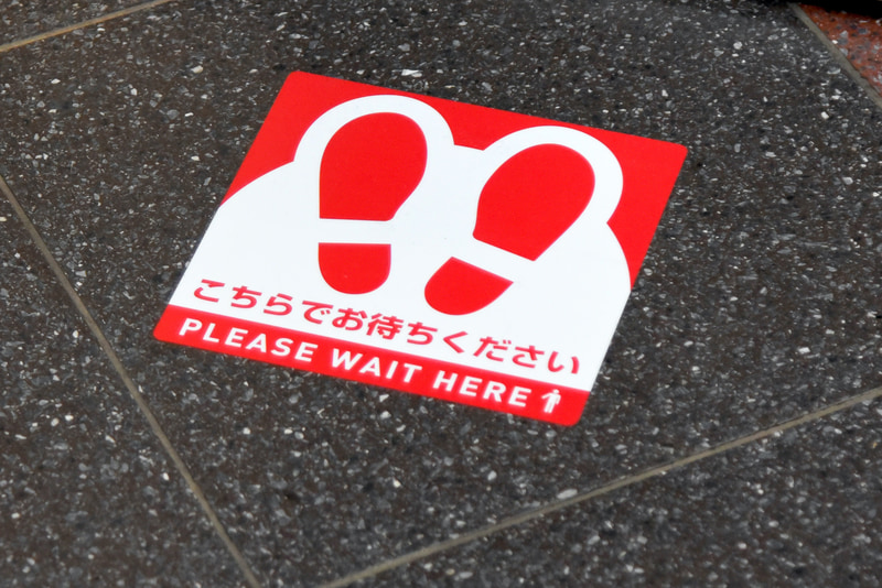 足元にはソーシャルディスタンス確保の案内